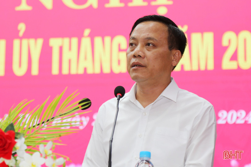 Chủ tịch UBND huyện Thạch Hà Nguyễn Văn Khoa báo cáo một số kết quả nổi bật về công tác xây dựng Đảng và thực hiện nhiệm vụ chính trị thời gian qua; nhiệm vụ, giải pháp thời gian tới.