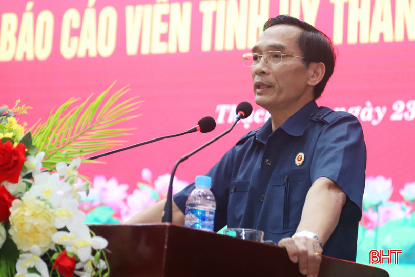 Phó Chủ tịch Hội Cựu chiến binh tỉnh Lê Ngọc Hương báo cáo chuyên đề tại hội nghị.