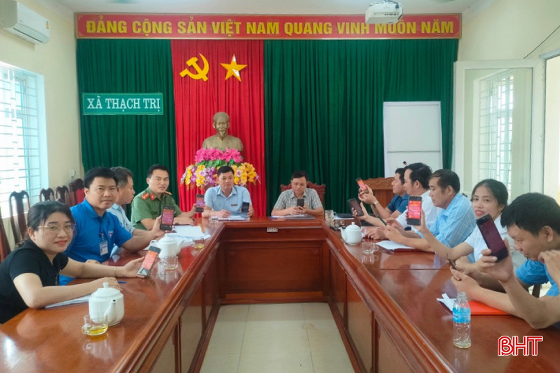 Cán bộ UBND xã Thạch Trị (Thạch Hà) tìm hiểu cuộc thi "Tìm hiểu pháp luật về căn cước, định danh và xác thực điện tử của Việt Nam".