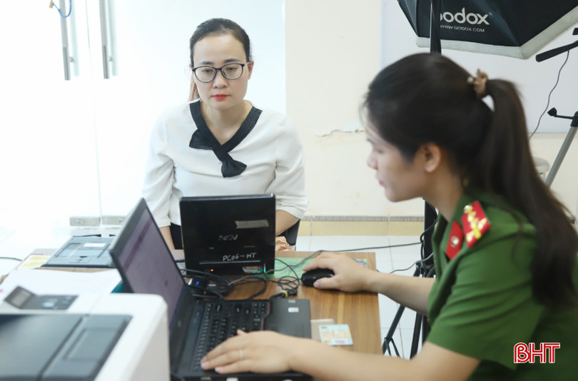 Cán bộ Phòng Cảnh sát QLHC về TTXCH (Công an tỉnh) hướng dẫn các thủ tục cấp, đổi CCCD.