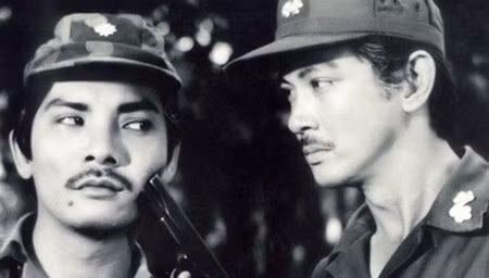 Hai nghệ sĩ Thương Tín và Chánh Tín trong bộ phim Ván bài lật ngửa