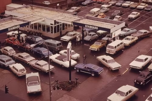 Hàng dài ô tô chờ được bơm nhiên liệu tại một trạm xăng ở Portland (Mỹ) năm 1973. Ảnh: EPA Hàng dài ô tô chờ được bơm nhiên liệu tại một trạm xăng ở Portland (Mỹ) năm 1973. Ảnh: EPA