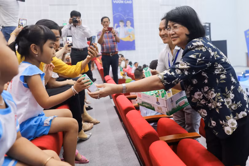 Hơn 46.300 học sinh Vĩnh Long thụ hưởng “Sữa học đường” năm học 2020 - 2021