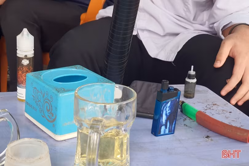 Nhức nhối tình trạng học sinh Hà Tĩnh “rít” thuốc lào, thuốc lá điện tử