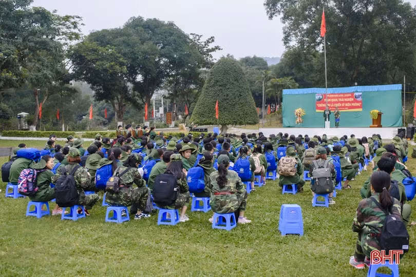 Học sinh Albert Einstein “rèn luyện ý chí” cùng các chiến sỹ biên phòng
