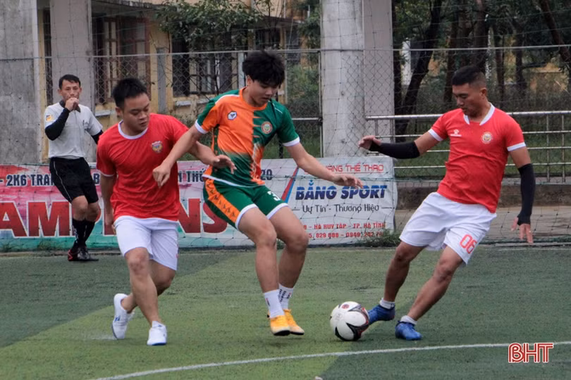 Giải Bóng đá Hội Cổ động viên Hà Tĩnh lần thứ 3 trao cúp cho đội Thạch Hà