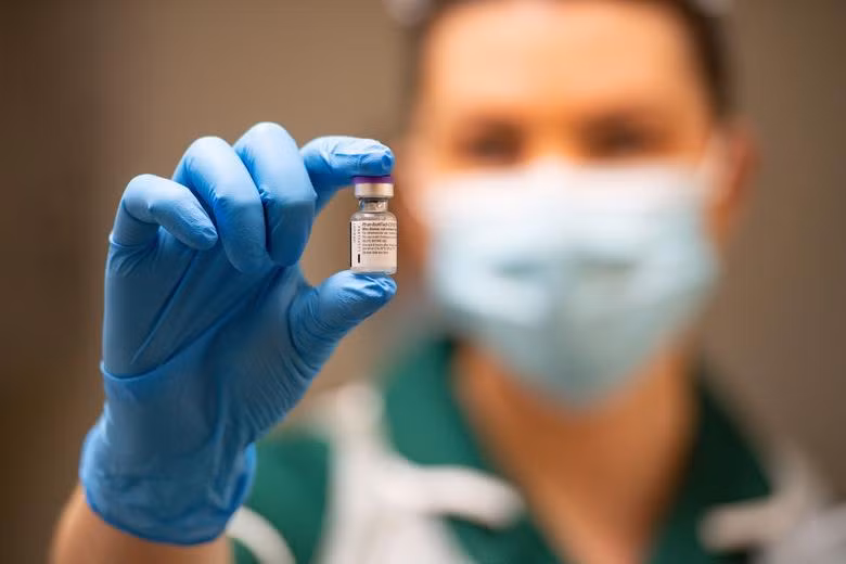 Người dân Anh đi tiêm vaccine ngừa Covid-19