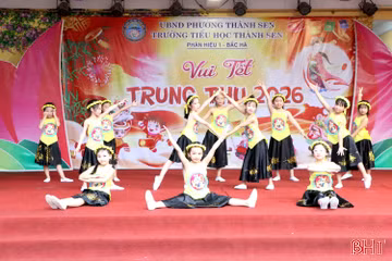 Cùng học sinh Trường Tiểu học Thành Sen vui hội Tết Trung thu