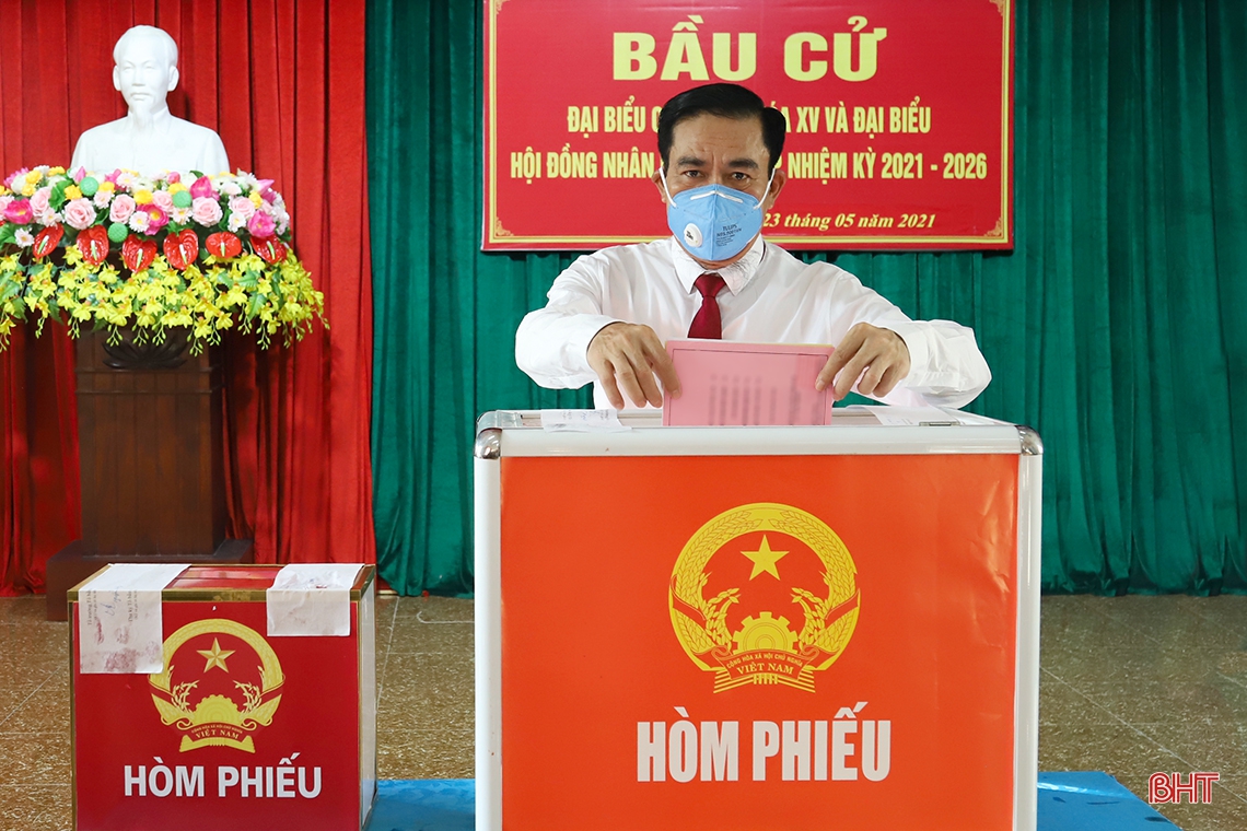Thường trực Tỉnh ủy Hà Tĩnh bỏ phiếu bầu cử tại nơi cư trú