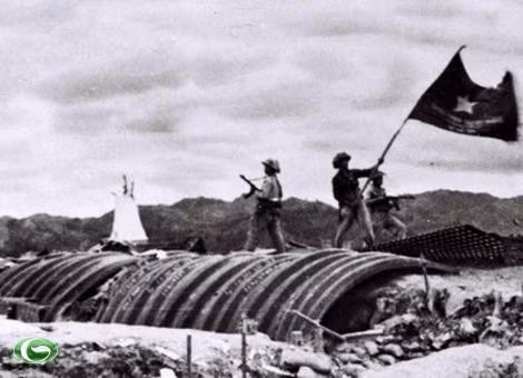 Ngày 7/5/1954, ngọn cờ “Quyết chiến, quyết thắng” của QĐND Việt Nam anh hùng tung bay trên nóc hầm Đờ Cát-tơ-ri, chiến dịch lịch sử Điện Biên Phủ toàn thắng. Ảnh tư liệu