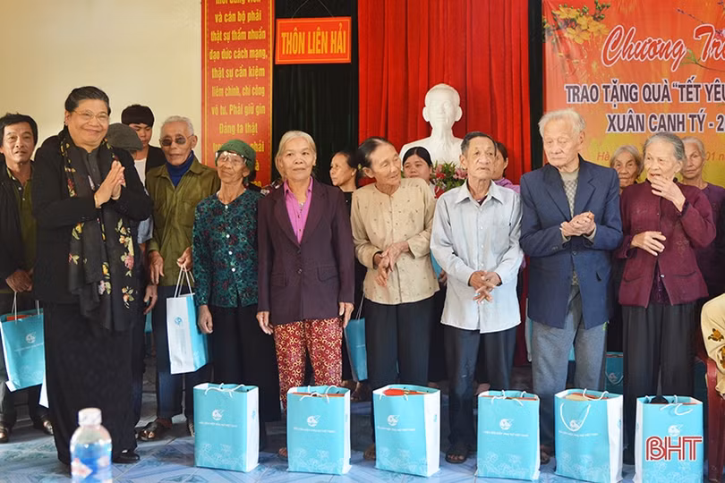 Phó Chủ tịch Quốc hội Tòng Thị Phóng thị sát vùng bãi ngang Hà Tĩnh và tặng quà đối tượng chính sách