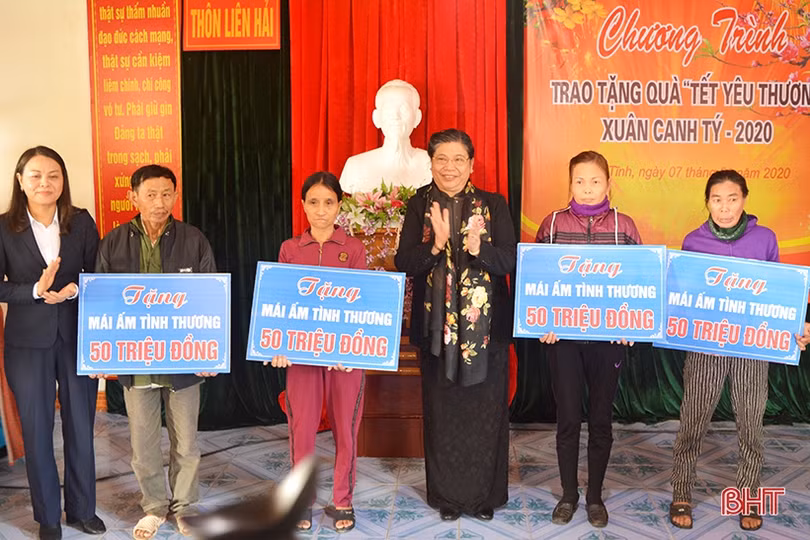 Phó Chủ tịch Quốc hội Tòng Thị Phóng thị sát vùng bãi ngang Hà Tĩnh và tặng quà đối tượng chính sách