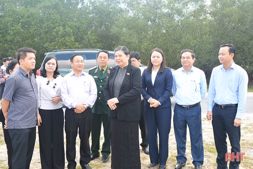 Phó Chủ tịch Quốc hội Tòng Thị Phóng thị sát vùng bãi ngang Hà Tĩnh và tặng quà đối tượng chính sách