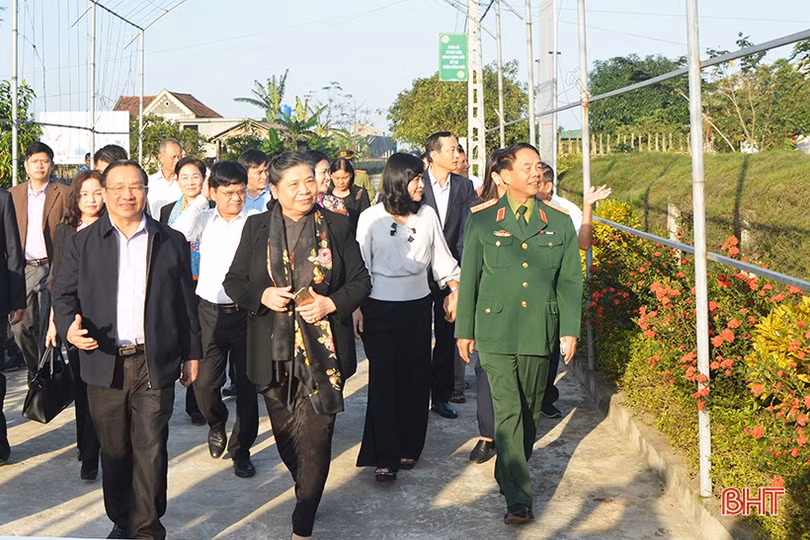 Phó Chủ tịch Quốc hội Tòng Thị Phóng thị sát vùng bãi ngang Hà Tĩnh và tặng quà đối tượng chính sách