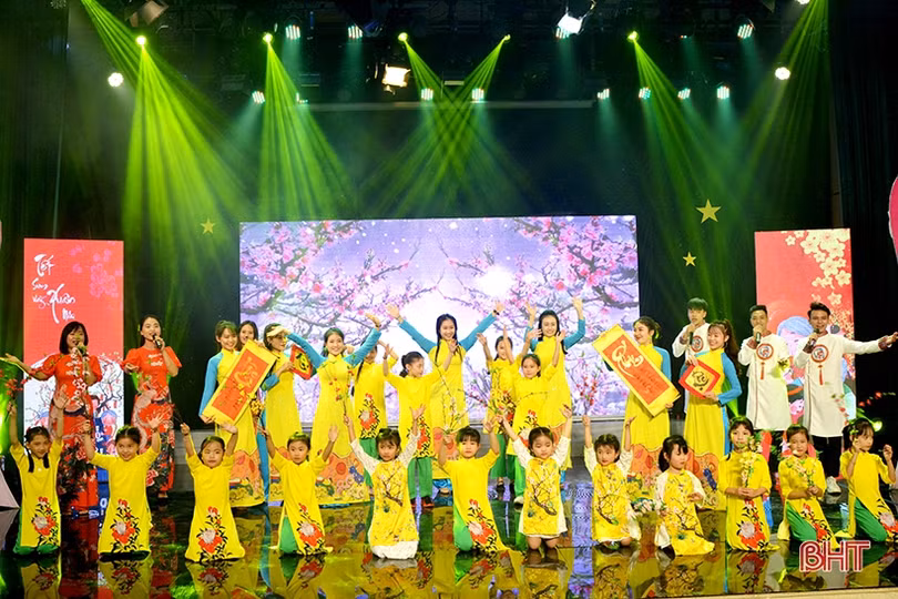 Gala “HTTV - Kết nối Vòng tay nhân ái” huy động hơn 500 triệu đồng giúp đỡ các hoàn cảnh khó khăn