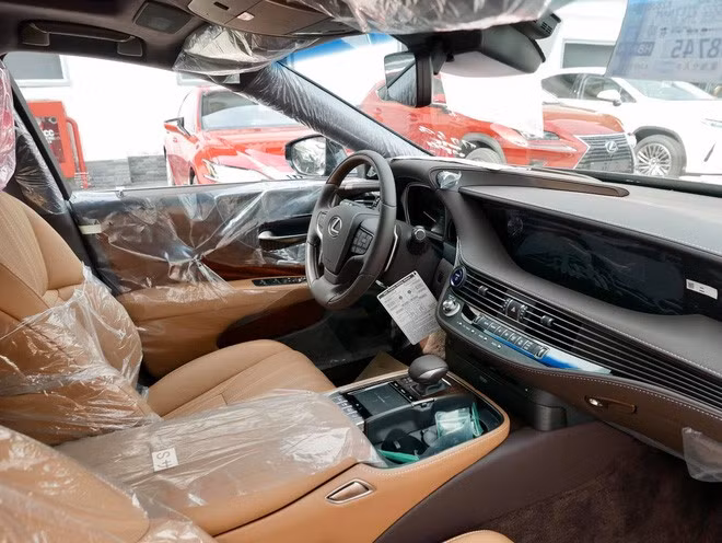 Lexus LS500h phiên bản đặc biệt giá 7,83 tỷ đồng về Việt Nam