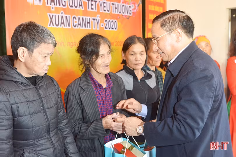 Phó Chủ tịch Quốc hội Tòng Thị Phóng thị sát vùng bãi ngang Hà Tĩnh và tặng quà đối tượng chính sách