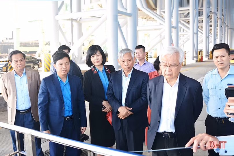Chủ nhiệm Ủy ban Văn hóa, Giáo dục, Thanh niên, Thiếu niên và Nhi đồng của Quốc hội tặng quà Tết tại KKT Vũng Áng