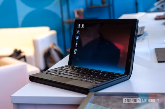 Laptop màn hình gập đầu tiên trên thế giới, giá 2.500 USD