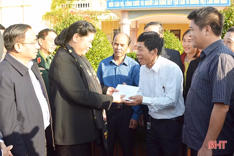 Phó Chủ tịch Quốc hội Tòng Thị Phóng thị sát vùng bãi ngang Hà Tĩnh và tặng quà đối tượng chính sách