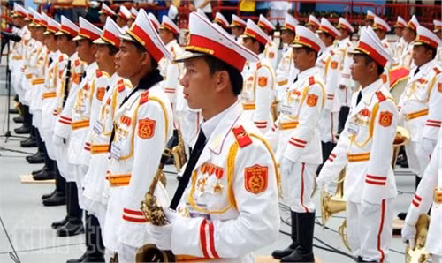 Đội hình quân nhạc vào vị trí.