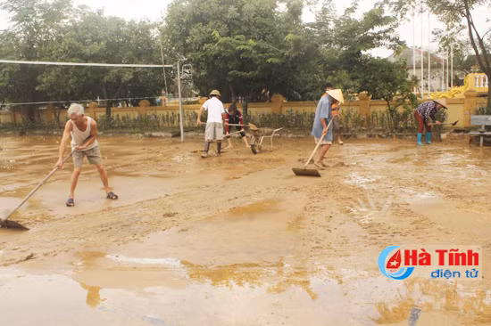 tich cuc giup dan khac phuc hau qua dong vien gia dinh thiet hai