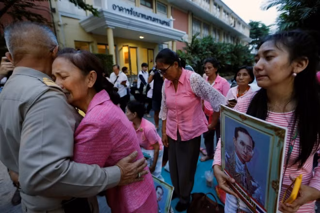 nguoi thai lan oa khoc khi nghe tin nha vua qua doi