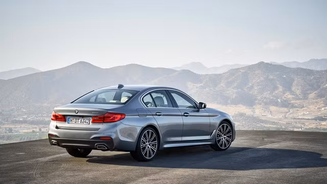 mercedes benz e class 2017 goi bmw 5 series the he moi tra loi