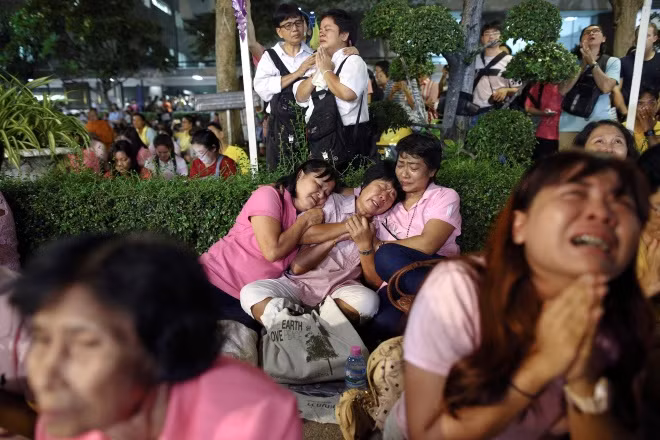 nguoi thai lan oa khoc khi nghe tin nha vua qua doi