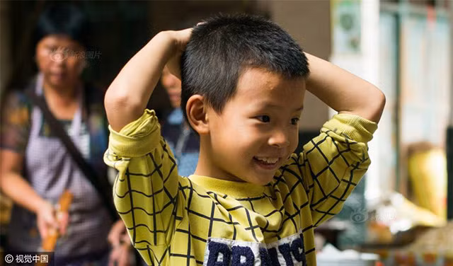 be trai 8 tuoi nan 10 000 vien banh moi ngay giup gia dinh