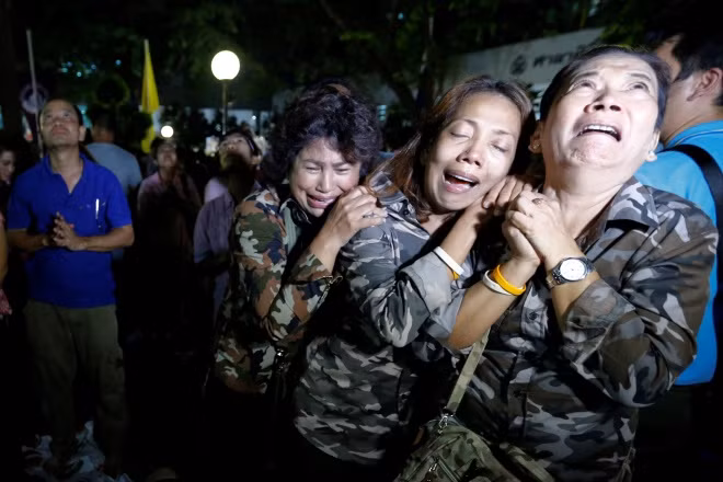nguoi thai lan oa khoc khi nghe tin nha vua qua doi