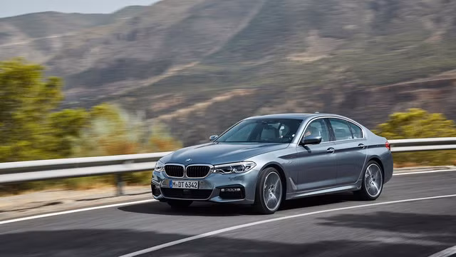 mercedes benz e class 2017 goi bmw 5 series the he moi tra loi