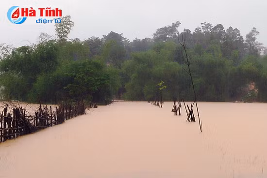 nuoc lu len cao nhieu dia phuong o ha tinh dang bi co lap