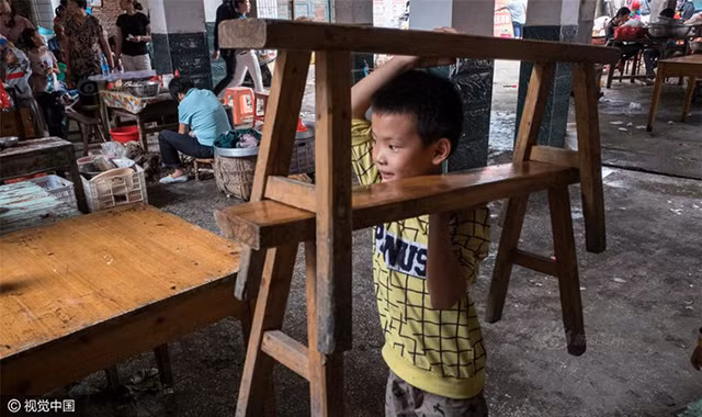 be trai 8 tuoi nan 10 000 vien banh moi ngay giup gia dinh