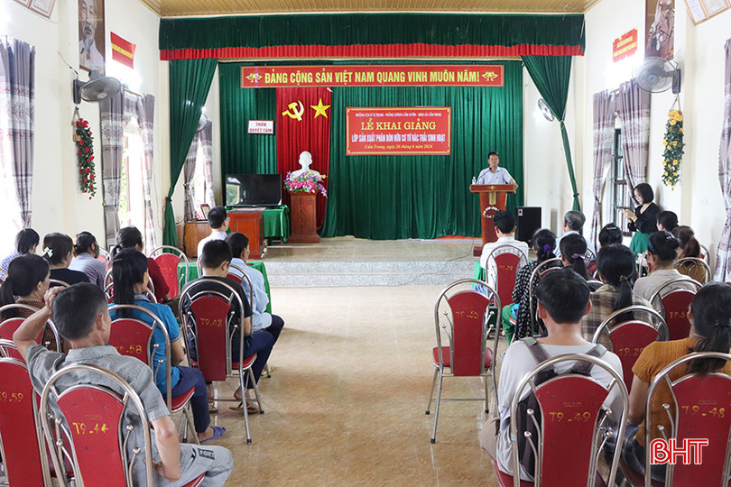 Các học viên chăm chú theo dõi giảng viên truyền đạt các nội dung.