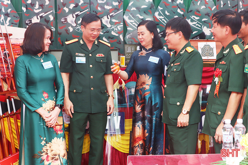 Đại biểu tham quan gian trưng bày thành tích trên các mặt công tác của LLVT huyện.
