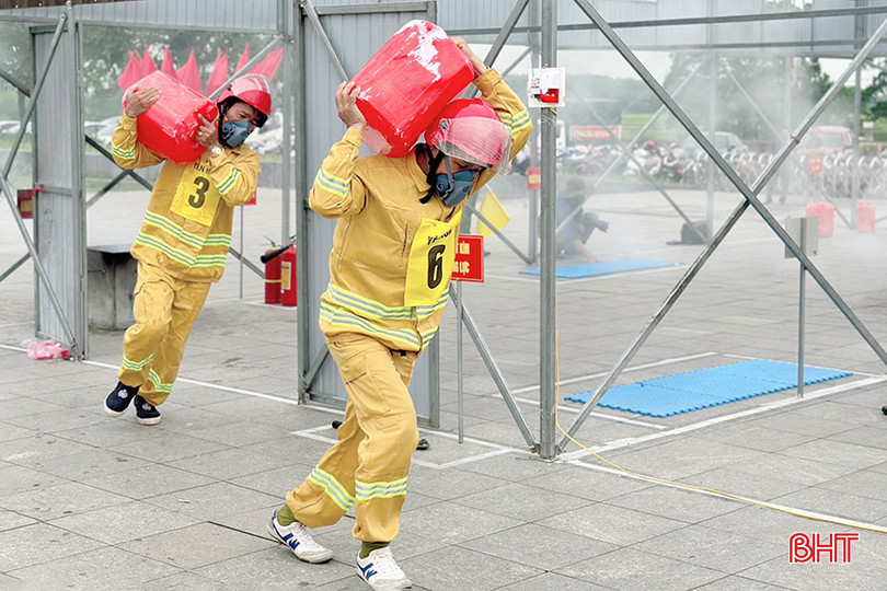Các đội trải qua 2 phần thi: lý thuyết và thực hành. Phần thi lý thuyết bao gồm những câu hỏi về kiến thức PCCC&amp;CNCH. Phần thi thực hành bao gồm các nội dung: tổ chức chữa cháy; kỹ năng sử dụng công cụ chữa cháy, bình cứu hỏa; cứu người và di chuyển tài sản...