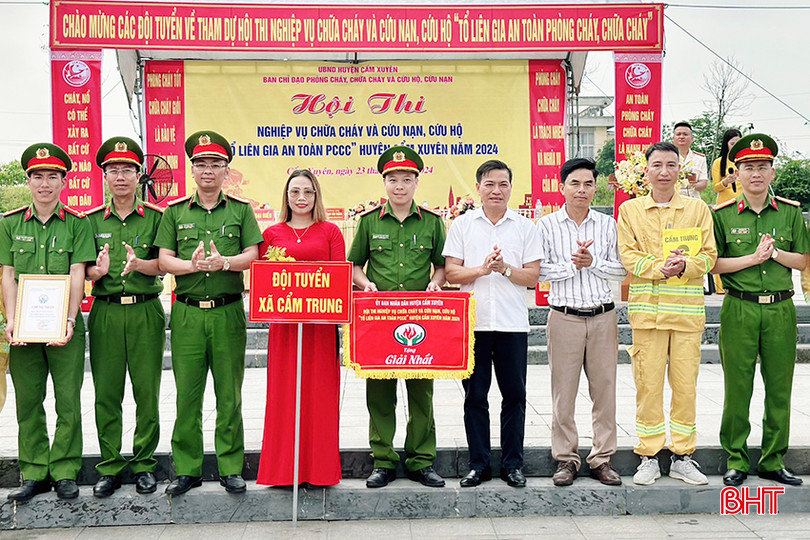 Kết thúc hội thi, BTC đã trao giải nhất cho đội xã Cẩm Trung, giải nhì cho đội xã Cẩm Vịnh. Các đội thi của xã: Cẩm Nhượng và Cẩm Thành đồng giải ba. (Trong ảnh: BTC trao giải nhất cho đội xã Cẩm Trung).