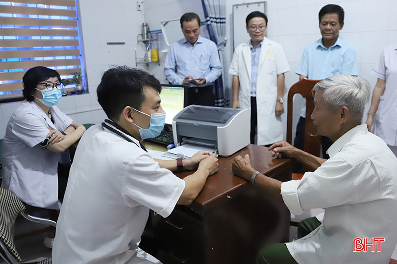 Tại huyện Can Lộc, hơn 200 người là thân nhân liệt sĩ, thương binh, gia đình chính sách... được các bác sĩ CLB Hội thầy thuốc Hà Tĩnh tại Hà Nội khám chữa bệnh miễn phí.