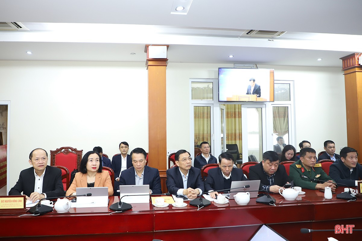 Đại biểu Hà Tĩnh theo dõi hội nghị.