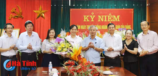 lanh dao tinh chuc mung ngay truyen thong nganh tuyen giao cua dang