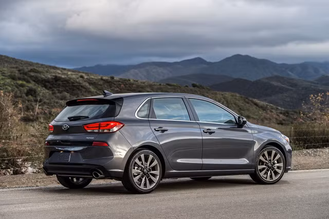 xe gia dinh voi cop sieu rong hyundai elantra gt 2018 co gia tot