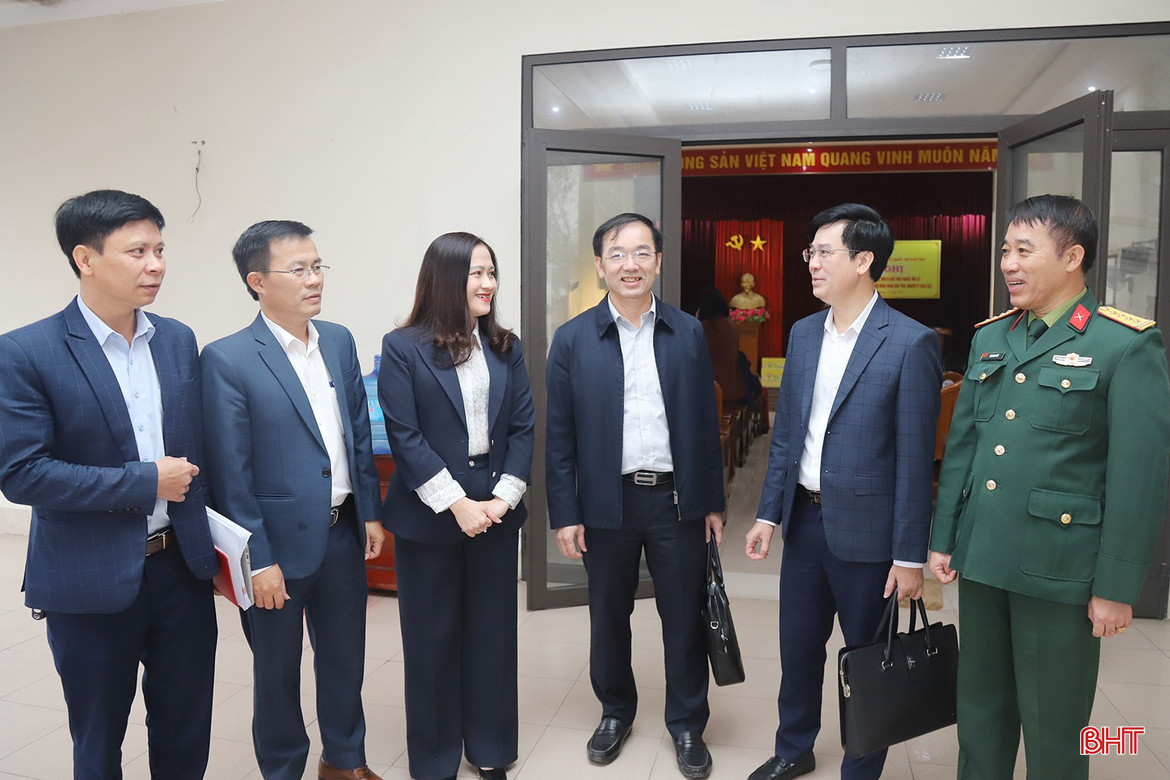 Các đại biểu trò chuyện bên lề hội nghị hướng dẫn các cơ quan, tổ chức, đơn vị giới thiệu ứng cử ĐBQH khoá XVI và đại biểu HĐND tỉnh khoá XIX nhiệm kỳ 2026-2031. Ảnh tư liệu.