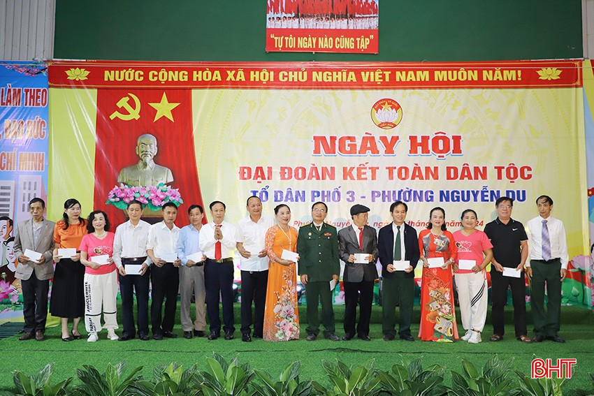Dịp này, Ban công tác mặt trận tổ dân phố 3 biểu dương, khen thưởng các tập thể, cá nhân có thành tích xuất sắc trong xây dựng cộng đồng khu dân cư.