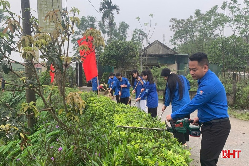 ĐVTN phường Hà Huy Tập tổ chức các hoạt động như cắt cỏ, vệ sinh các tuyến đường và điểm bầu cử tại TDP Bình Tiến.