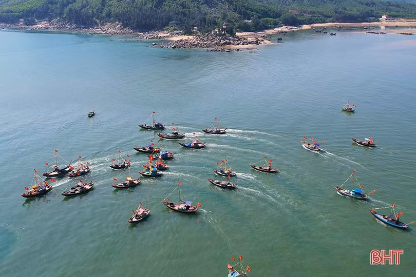 Hàng chục tàu thuyền tham gia lễ hội cầu ngư Nhượng Bạn