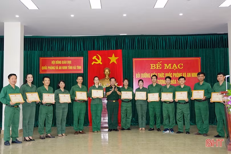 Hoàn thành khoá bồi dưỡng kiến thức quốc phòng, an ninh cho 69 học viên 