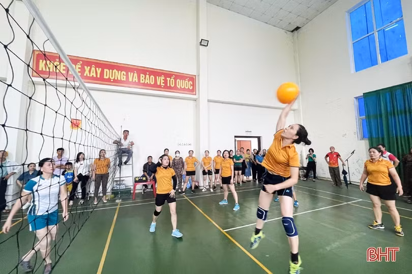 Sôi nổi Giải Bóng chuyền hơi nữ công đoàn viên chức TX Hồng Lĩnh