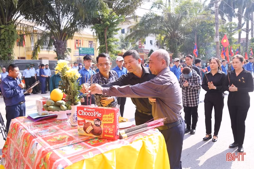 Người dân Hà Tĩnh xúc động đón hài cốt liệt sỹ về đất mẹ