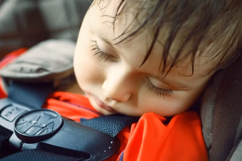 Mối nguy hiểm khi để quên trẻ trong ôtô lúc trời nóng